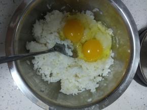 压散的米饭中，打入两个鸡蛋