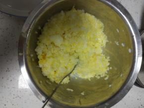 鸡蛋和米饭搅拌均匀
