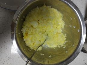 鸡蛋和米饭搅拌均匀