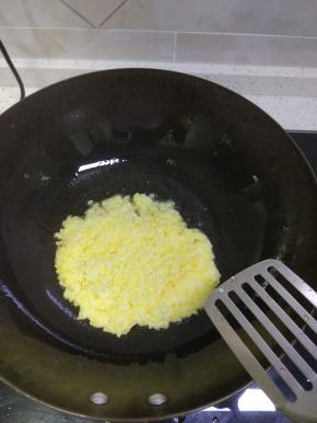 锅内放油加热，小火，放入适量的米饭，用勺子压成饼状，晃动锅，待成型了之后翻面，两面见微黄