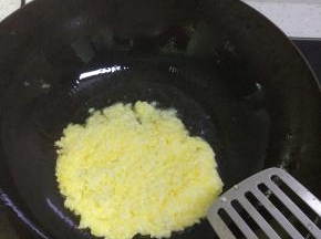锅内放油加热，小火，放入适量的米饭，用勺子压成饼状，晃动锅，待成型了之后翻面，两面见微黄