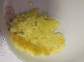 煎好的之后，两面的米饭焦脆，可以放入适量的五香粉调味