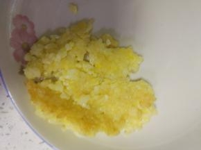 煎好的之后，两面的米饭焦脆，可以放入适量的五香粉调味