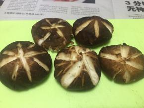 将鲜菇洗干净，切花纹，取蒂，掏空内部