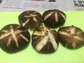 将鲜菇洗干净，切花纹，取蒂，掏空内部
