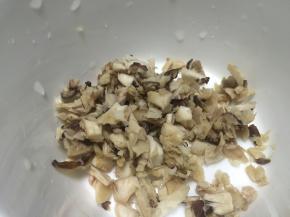 掏出的香菇肉，切成小末