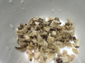 掏出的香菇肉，切成小末