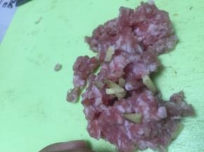 取五花肉，切成小丁，加入葱姜