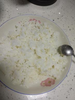 适量的大米饭，用勺子压散