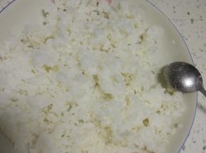 适量的大米饭，用勺子压散