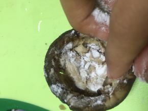 在鲜菇上抹上淀粉，这样肉泥放入不会滑落