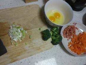 西兰花、胡萝卜、火腿肠切丁，葱切葱花，鸡蛋打入碗内备用