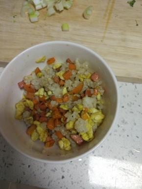 3.锅内放油加热，放入米饭进行翻炒，加入准备好的配料放入米饭内，超好备用