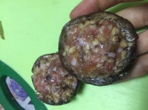 在香菇里塞进香菇肉糜。