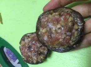 在香菇里塞进香菇肉糜。