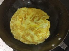 锅内放油加热，小火倒入打散的蛋液，晃动锅，形成饼状，待成型之后，翻面，两面煎至微黄