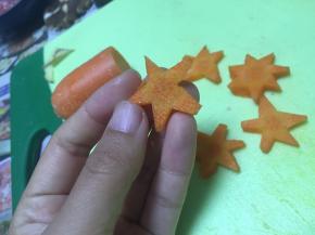 将胡萝卜切成自己喜欢的形状，一会摆盘