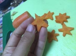将胡萝卜切成自己喜欢的形状，一会摆盘