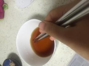 调制鲜酱油、料酒、盐的汤汁