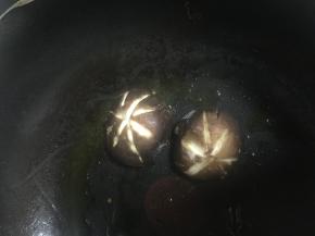 锅里加入少量油，烧热，将香菇酿肉，肉的一面朝下煎3-5分钟，待肉表面略焦，翻转
