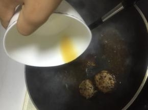 将调好的汤汁倒入，大火煮沸