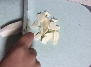 准备茭白，洗干净，切丁