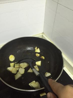 里倒入橄榄油，加热，放入葱姜蒜爆香