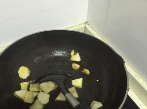 里倒入橄榄油，加热，放入葱姜蒜爆香