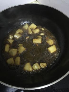 倒入茭白，翻炒2-3分钟，至变软