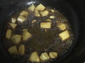 倒入茭白，翻炒2-3分钟，至变软