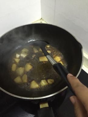 加入水，加入少许盐、糖、适量酱油，煮5分钟左右，至变色