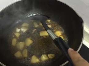 加入水，加入少许盐、糖、适量酱油，煮5分钟左右，至变色