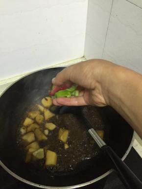 可以根据自己的喜好，加入一点青椒配色，翻炒2-3分钟，大火收汁