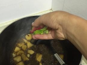 可以根据自己的喜好，加入一点青椒配色，翻炒2-3分钟，大火收汁