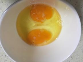 准备好鸡蛋，打开