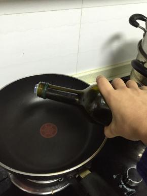 锅里倒入橄榄油，预热