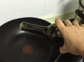 锅里倒入橄榄油，预热