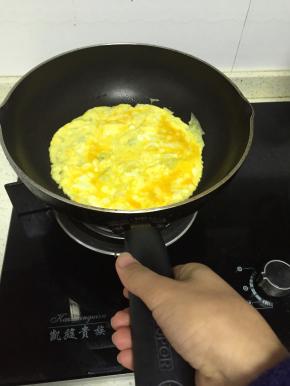 加入蛋液，摊成圆形