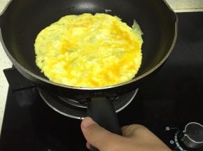 加入蛋液，摊成圆形