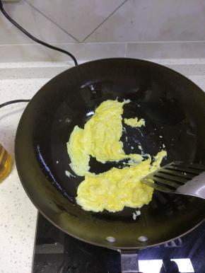 锅内放油加热，放入鸡蛋快速的搅拌，炒成小的鸡蛋碎，一定要开小火，不然炒出的鸡蛋太大块