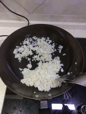 炒好的鸡蛋装出，锅内重新放油加热，放入米饭进行翻炒，待米饭里面的水分蒸发，炒成一粒一粒的状态