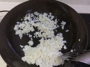 炒好的鸡蛋装出，锅内重新放油加热，放入米饭进行翻炒，待米饭里面的水分蒸发，炒成一粒一粒的状态