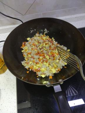 然后把准备好的配料加入，炒软，放入鸡蛋碎