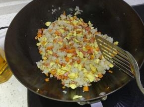 然后把准备好的配料加入，炒软，放入鸡蛋碎