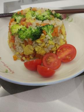 装入小碗内，押紧，倒扣盘子内，小番茄切半，放入盘内