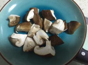 准备香菇，洗干净，切丁