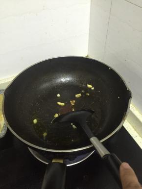 里倒入橄榄油，加热，放入葱姜蒜爆香