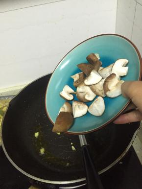 倒入香菇，翻炒2-3分钟，至变软