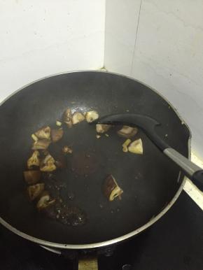 加入少许盐、糖、适量酱油，加入水，煮5分钟左右，至变色