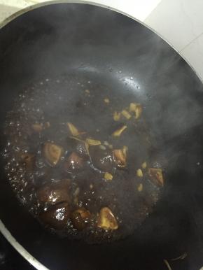 翻炒2-3分钟，大火收汁